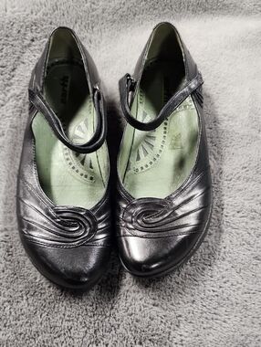 7B Kalso Earth Women's Black Mary Jane Flats with Decorative Swirl